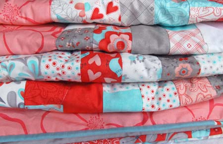 quilt patchworkdecke tuerkis rosa weiss