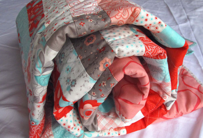 quilt patchworkdecke tuerkis rosa weiss